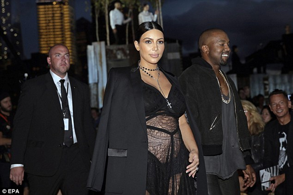 Kim Kardashian,Kim Kardashian khoe trọn bụng bầu,Kim Kardashian diện đồ xuyên thấu,Kim Kardashian được truyền thông săn đón,gout thời trang gợi cảm của Kim Kardashian,sao Hollywood