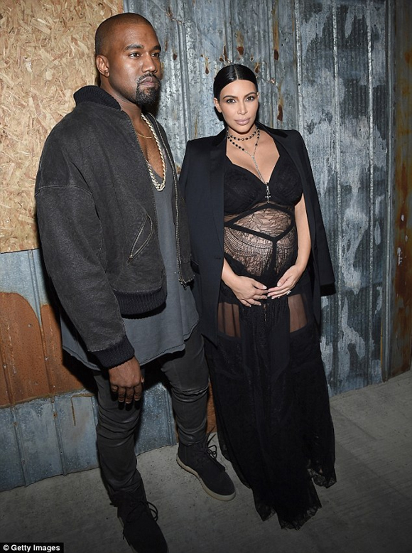 Kim Kardashian,Kim Kardashian khoe trọn bụng bầu,Kim Kardashian diện đồ xuyên thấu,Kim Kardashian được truyền thông săn đón,gout thời trang gợi cảm của Kim Kardashian,sao Hollywood