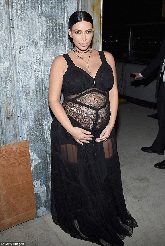 Kim Kardashian,Kim Kardashian khoe trọn bụng bầu,Kim Kardashian diện đồ xuyên thấu,Kim Kardashian được truyền thông săn đón,gout thời trang gợi cảm của Kim Kardashian,sao Hollywood