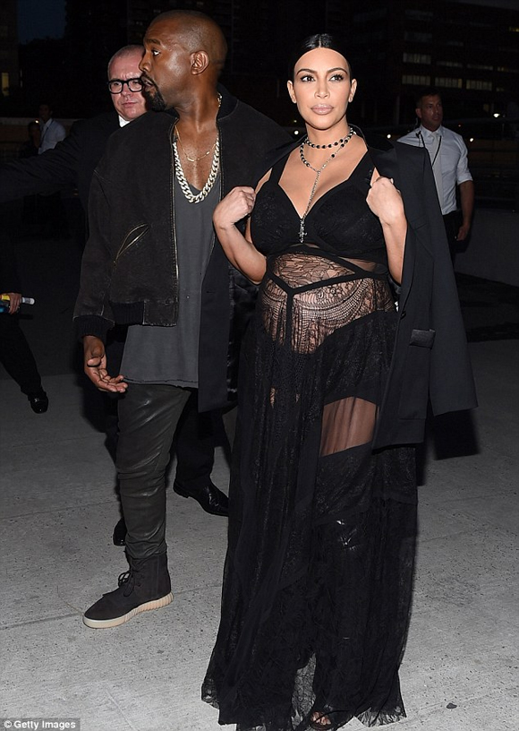 Kim Kardashian,Kim Kardashian khoe trọn bụng bầu,Kim Kardashian diện đồ xuyên thấu,Kim Kardashian được truyền thông săn đón,gout thời trang gợi cảm của Kim Kardashian,sao Hollywood