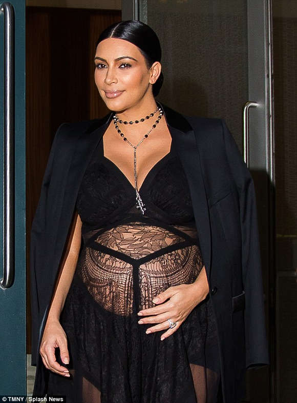 Kim Kardashian,Kim Kardashian khoe trọn bụng bầu,Kim Kardashian diện đồ xuyên thấu,Kim Kardashian được truyền thông săn đón,gout thời trang gợi cảm của Kim Kardashian,sao Hollywood