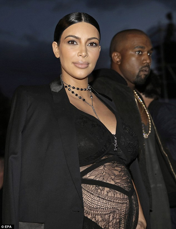 Kim Kardashian,Kim Kardashian khoe trọn bụng bầu,Kim Kardashian diện đồ xuyên thấu,Kim Kardashian được truyền thông săn đón,gout thời trang gợi cảm của Kim Kardashian,sao Hollywood