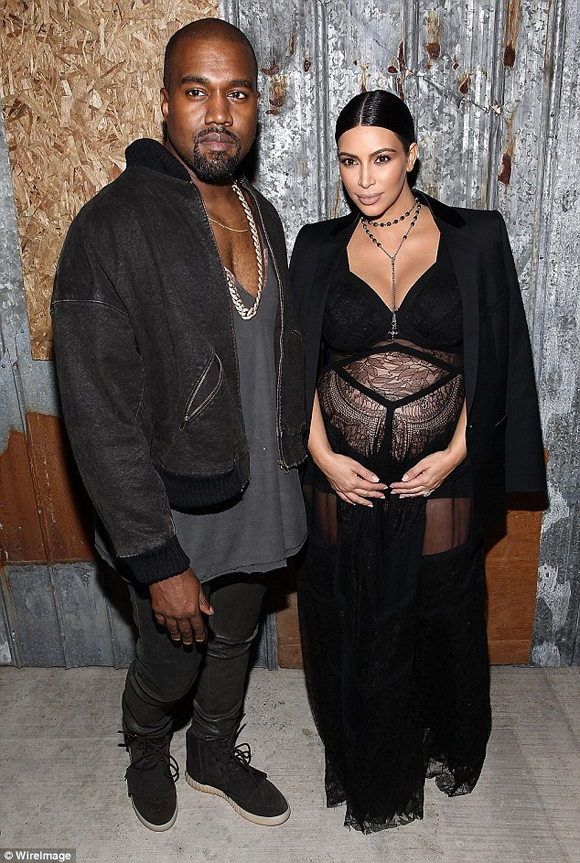 Kim Kardashian,Kim Kardashian khoe trọn bụng bầu,Kim Kardashian diện đồ xuyên thấu,Kim Kardashian được truyền thông săn đón,gout thời trang gợi cảm của Kim Kardashian,sao Hollywood