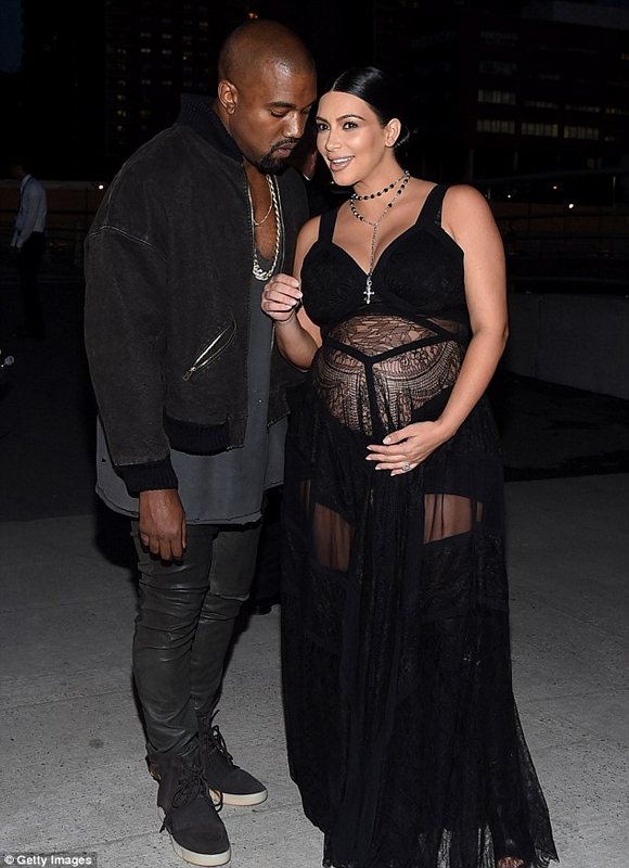 Kim Kardashian,Kim Kardashian khoe trọn bụng bầu,Kim Kardashian diện đồ xuyên thấu,Kim Kardashian được truyền thông săn đón,gout thời trang gợi cảm của Kim Kardashian,sao Hollywood