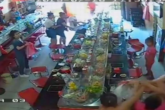 nữ phục vụ mang thai, nữ phục vụ, nữ phục vụ bị khách hắt nước sôi vào người, nữ phục vụ mang thai bị khách hắt nước sôi vào người, hắt nước sôi vào người vì 2 cái ống hút, tin, bao