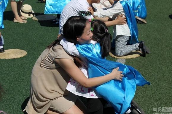 quỳ lạy cha mẹ, con cái quỳ lạy cha mẹ, con quỳ lạy cha mẹ, con quỳ lạy cha mẹ trước khi vào năm học mới, con cái tập trung quỳ lạy cha mẹ, tin, bao