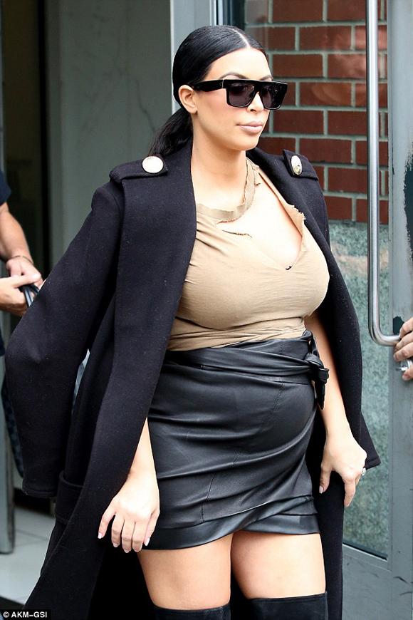 Kim Kardashian, Kim Kardashian mặc áo rách, Kim Kardashian  mang bầu, thời trang Kim Kardashian, ngôi sao truyền hình thực tế Kim Kardashian, sao ngoại, sao hollywood