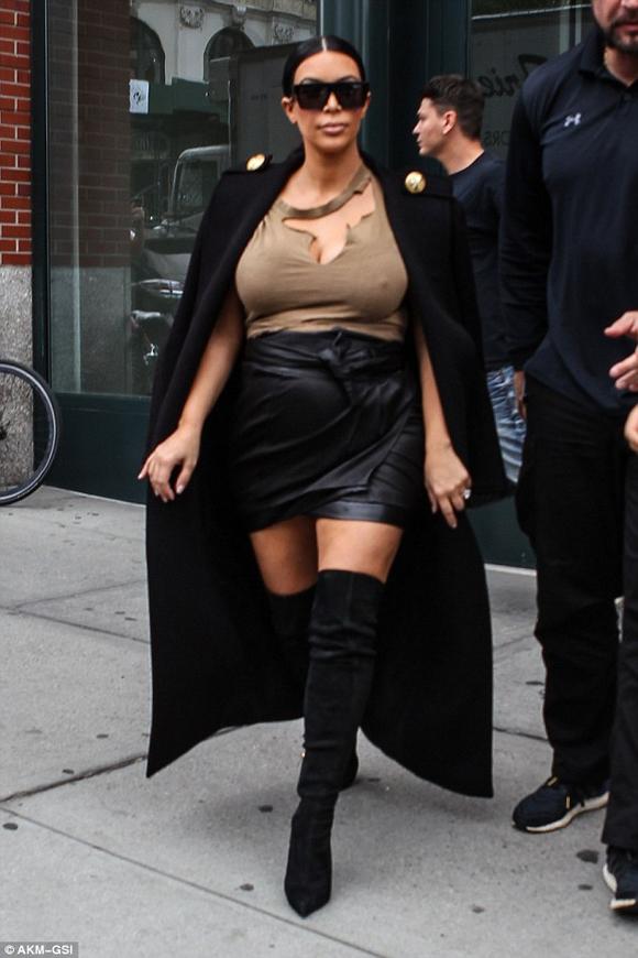 Kim Kardashian, Kim Kardashian mặc áo rách, Kim Kardashian  mang bầu, thời trang Kim Kardashian, ngôi sao truyền hình thực tế Kim Kardashian, sao ngoại, sao hollywood