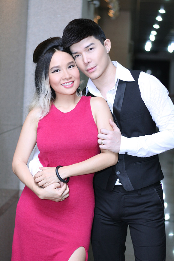 sao Việt, Mai Khôi, ca sĩ Mai Khôi, Mai Khôi lên xe hoa, vợ chồng Mai Khôi, Mai Khôi tình tứ bên Nathan Lee