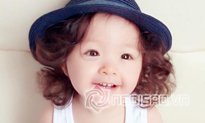 Cadie, ảnh Cadie, Cadie diện áo gấm đỏ, Cadie đón trung thu, Cadie ăn bánh trung thu, Elly Trần, con gái Elly Trần, Mộc Trà, ảnh mới của Cadie, thiên thần Cadie, sao việt