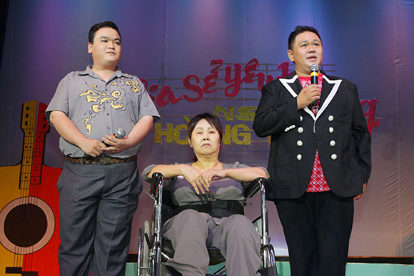 sao Việt, diễn viên Hoàng Lan, Hoàng Lan lộ diện mệt mỏi, Hoàng Lan bật khóc trên sân khấu