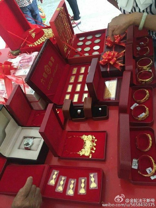 cặp đôi số mười Trung Quốc,đám cưới vàng đầy bàn,cặp đôi chênh lệch vóc dáng,quà cưới của cặp đôi Trung Quốc,giới trẻ Trung Quốc