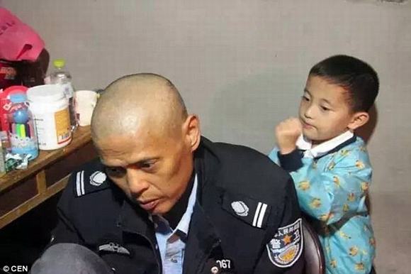 chăm sóc cha, cậu bé 6 tuổi chăm sóc cha ung thư, chăm sóc cha bị ung thư giai đoạn cuối, cậu bé 6 tuổi chăm sóc cha ung thư giai đoạn cuối, cậu bé 6 tuổi đáng thương, tin, bao