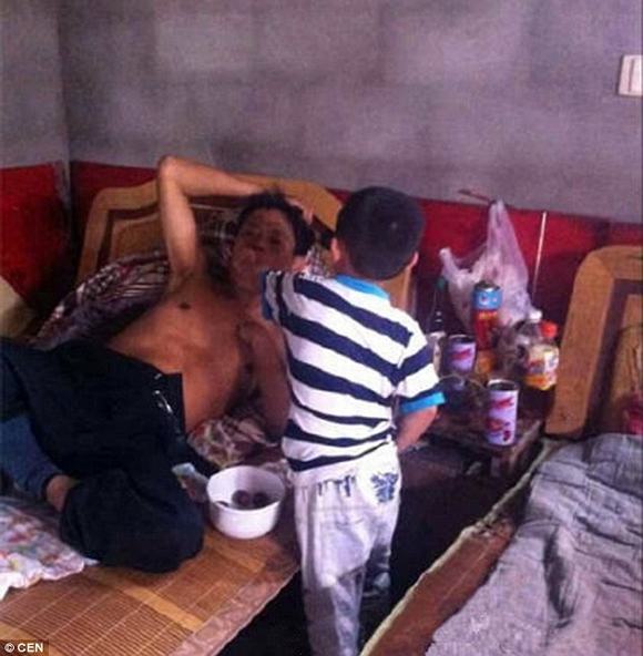 chăm sóc cha, cậu bé 6 tuổi chăm sóc cha ung thư, chăm sóc cha bị ung thư giai đoạn cuối, cậu bé 6 tuổi chăm sóc cha ung thư giai đoạn cuối, cậu bé 6 tuổi đáng thương, tin, bao