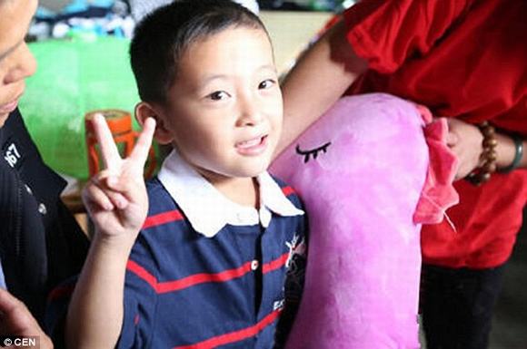chăm sóc cha, cậu bé 6 tuổi chăm sóc cha ung thư, chăm sóc cha bị ung thư giai đoạn cuối, cậu bé 6 tuổi chăm sóc cha ung thư giai đoạn cuối, cậu bé 6 tuổi đáng thương, tin, bao