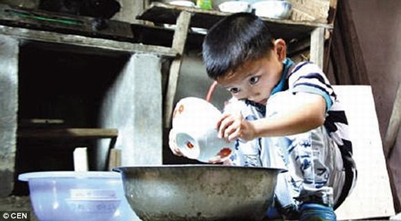 chăm sóc cha, cậu bé 6 tuổi chăm sóc cha ung thư, chăm sóc cha bị ung thư giai đoạn cuối, cậu bé 6 tuổi chăm sóc cha ung thư giai đoạn cuối, cậu bé 6 tuổi đáng thương, tin, bao