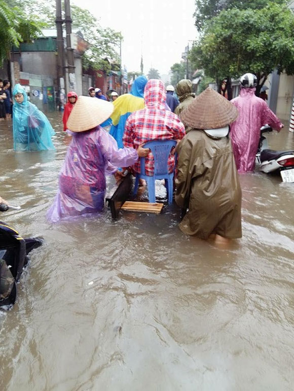 Hà Nội đường biến thành sông,Hà nội ngập lụt,Hà Nội ngập sau mưa to,bà bầu đi đẻ bằng xe cải tiến