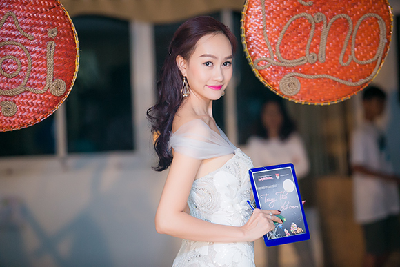 sao Việt, Kim Duyên, Á hậu Kim Duyên, Á hậu Kim Duyên lộng lẫy đi làm MC