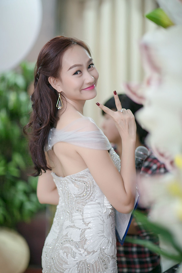 sao Việt, Kim Duyên, Á hậu Kim Duyên, Á hậu Kim Duyên lộng lẫy đi làm MC