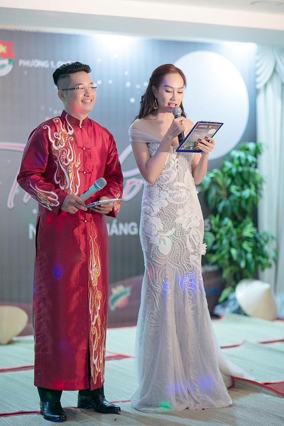sao Việt, Kim Duyên, Á hậu Kim Duyên, Á hậu Kim Duyên lộng lẫy đi làm MC