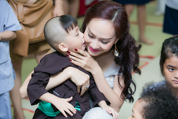 sao Việt, Kim Duyên, Á hậu Kim Duyên, Á hậu Kim Duyên lộng lẫy đi làm MC