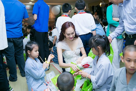 sao Việt, Kim Duyên, Á hậu Kim Duyên, Á hậu Kim Duyên lộng lẫy đi làm MC