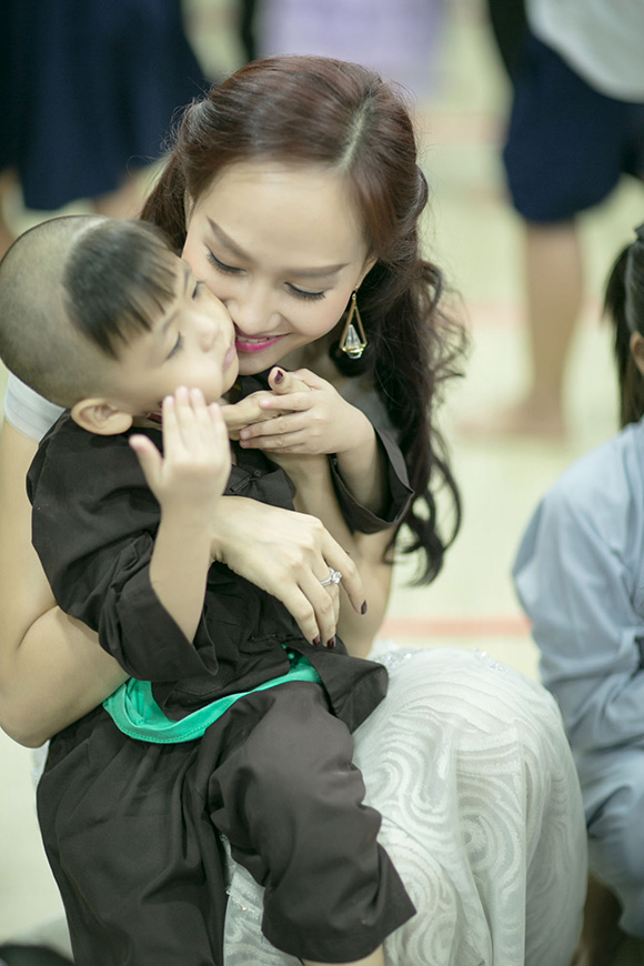 sao Việt, Kim Duyên, Á hậu Kim Duyên, Á hậu Kim Duyên lộng lẫy đi làm MC