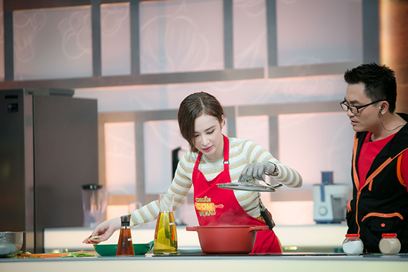 Sao Việt, Angela Phương Trinh, Người mẹ nhí, Á quân Bước nhảy hoàn vũ 2015, Angela Phương Trinh trổ tài nấu nướng