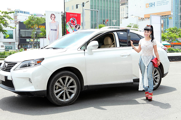 sao Việt, Uyên Thảo, Uyên Thảo lái xế hộp 4 tỷ đồng, Uyên Thảo đi cúng tổ, sao Việt đi cúng tổ