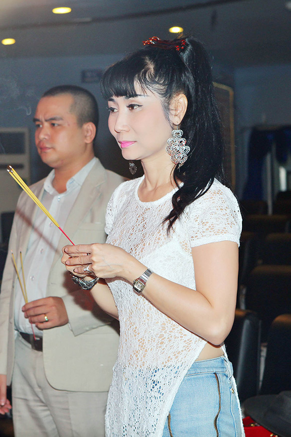 sao Việt, Uyên Thảo, Uyên Thảo lái xế hộp 4 tỷ đồng, Uyên Thảo đi cúng tổ, sao Việt đi cúng tổ