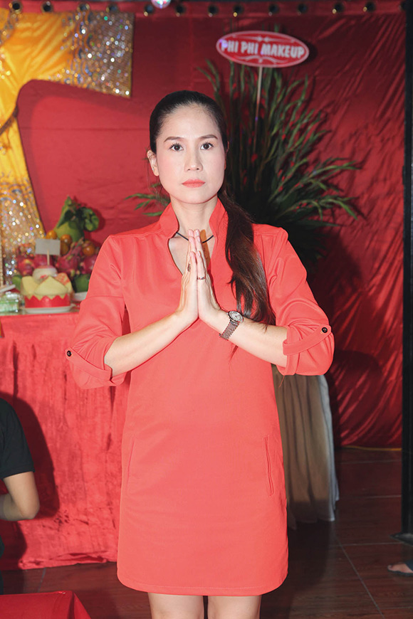 sao Việt, Uyên Thảo, Uyên Thảo lái xế hộp 4 tỷ đồng, Uyên Thảo đi cúng tổ, sao Việt đi cúng tổ