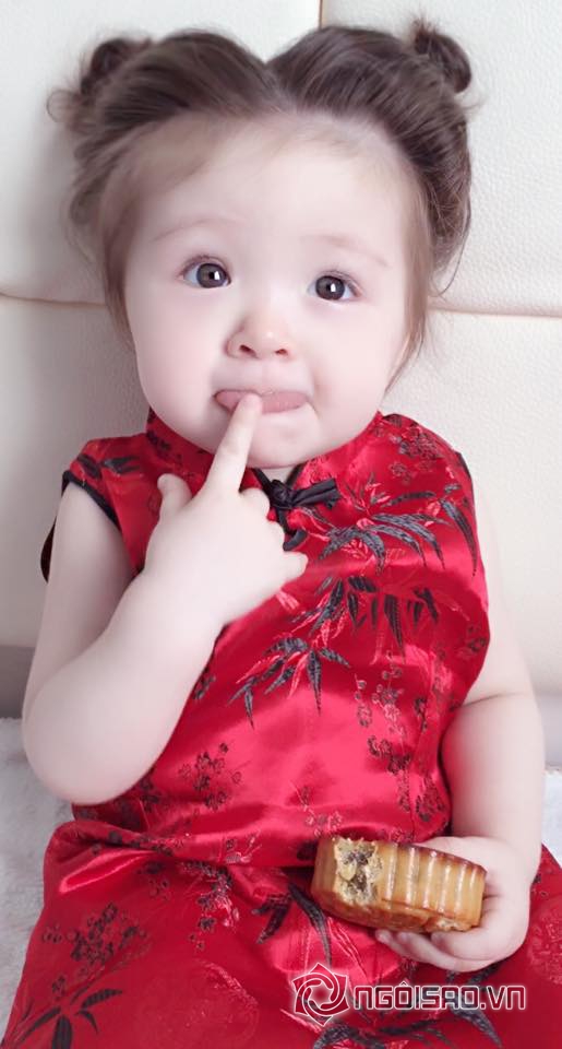 Cadie, ảnh Cadie, Cadie diện áo gấm đỏ, Cadie đón trung thu, Cadie ăn bánh trung thu, Elly Trần, con gái Elly Trần, Mộc Trà, ảnh mới của Cadie, thiên thần Cadie, sao việt