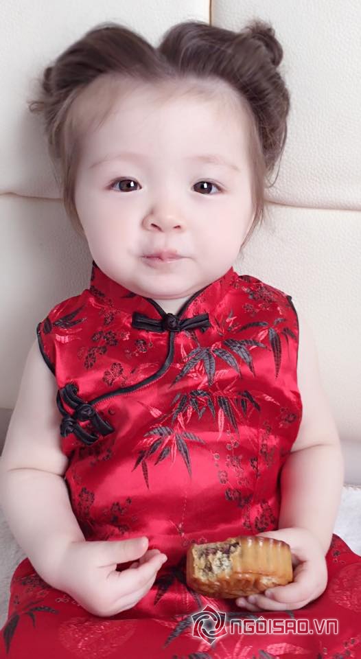 Cadie, ảnh Cadie, Cadie diện áo gấm đỏ, Cadie đón trung thu, Cadie ăn bánh trung thu, Elly Trần, con gái Elly Trần, Mộc Trà, ảnh mới của Cadie, thiên thần Cadie, sao việt