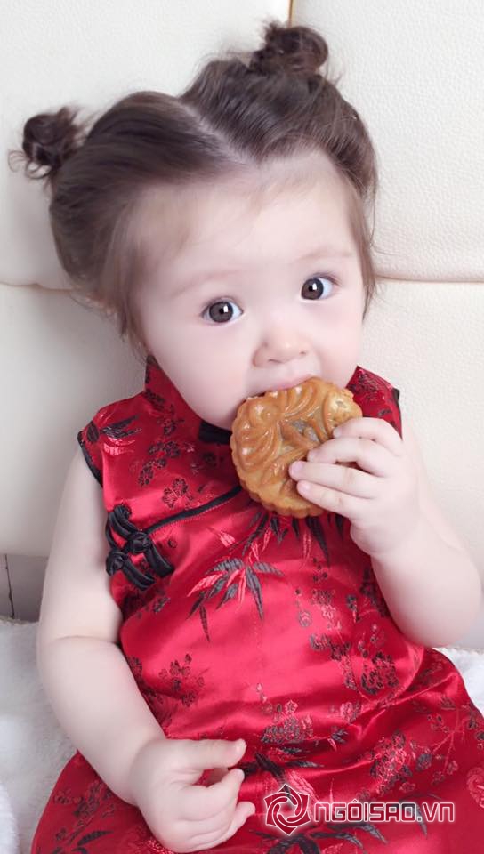 Cadie, ảnh Cadie, Cadie diện áo gấm đỏ, Cadie đón trung thu, Cadie ăn bánh trung thu, Elly Trần, con gái Elly Trần, Mộc Trà, ảnh mới của Cadie, thiên thần Cadie, sao việt