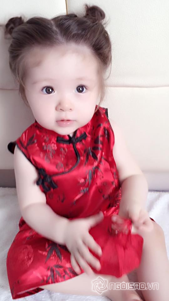 Cadie, ảnh Cadie, Cadie diện áo gấm đỏ, Cadie đón trung thu, Cadie ăn bánh trung thu, Elly Trần, con gái Elly Trần, Mộc Trà, ảnh mới của Cadie, thiên thần Cadie, sao việt