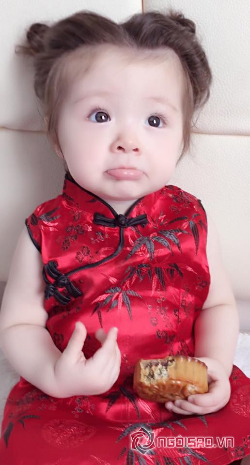 Cadie, ảnh Cadie, Cadie diện áo gấm đỏ, Cadie đón trung thu, Cadie ăn bánh trung thu, Elly Trần, con gái Elly Trần, Mộc Trà, ảnh mới của Cadie, thiên thần Cadie, sao việt