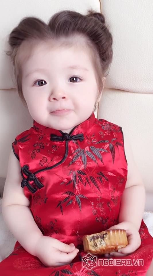 Cadie, ảnh Cadie, Cadie diện áo gấm đỏ, Cadie đón trung thu, Cadie ăn bánh trung thu, Elly Trần, con gái Elly Trần, Mộc Trà, ảnh mới của Cadie, thiên thần Cadie, sao việt