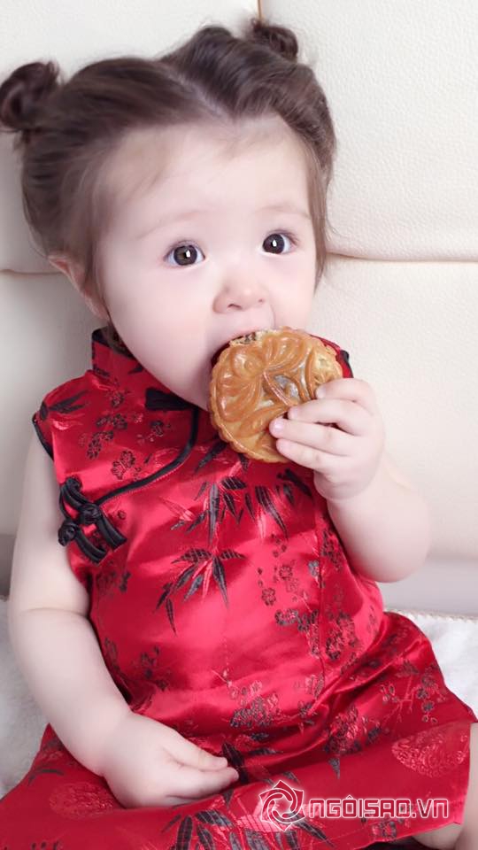Cadie, ảnh Cadie, Cadie diện áo gấm đỏ, Cadie đón trung thu, Cadie ăn bánh trung thu, Elly Trần, con gái Elly Trần, Mộc Trà, ảnh mới của Cadie, thiên thần Cadie, sao việt