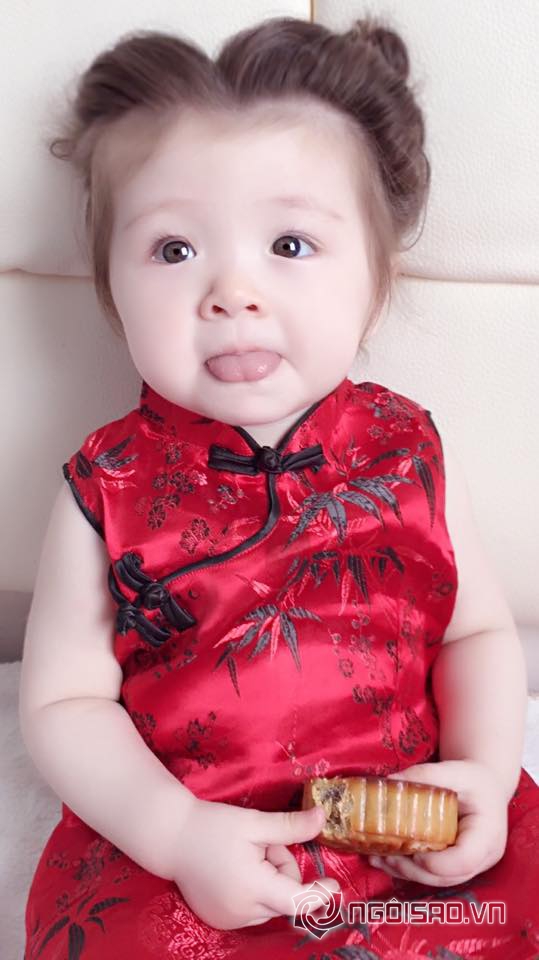 Cadie, ảnh Cadie, Cadie diện áo gấm đỏ, Cadie đón trung thu, Cadie ăn bánh trung thu, Elly Trần, con gái Elly Trần, Mộc Trà, ảnh mới của Cadie, thiên thần Cadie, sao việt