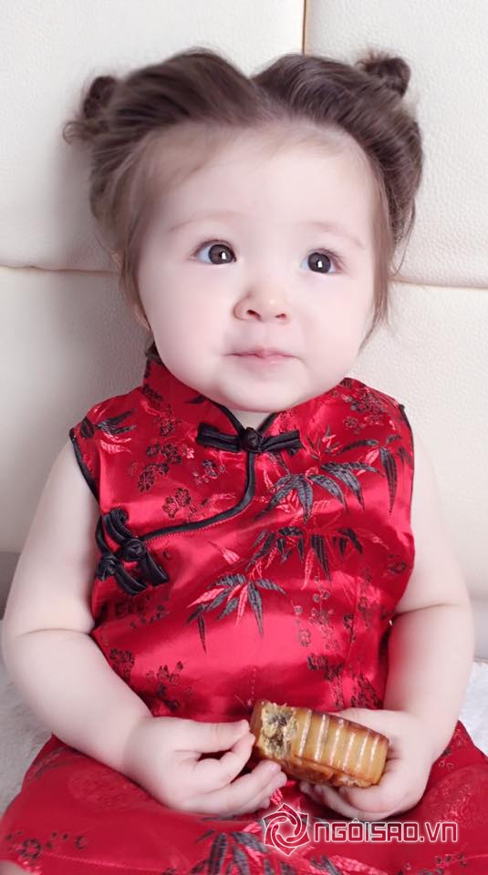 Cadie, ảnh Cadie, Cadie diện áo gấm đỏ, Cadie đón trung thu, Cadie ăn bánh trung thu, Elly Trần, con gái Elly Trần, Mộc Trà, ảnh mới của Cadie, thiên thần Cadie, sao việt