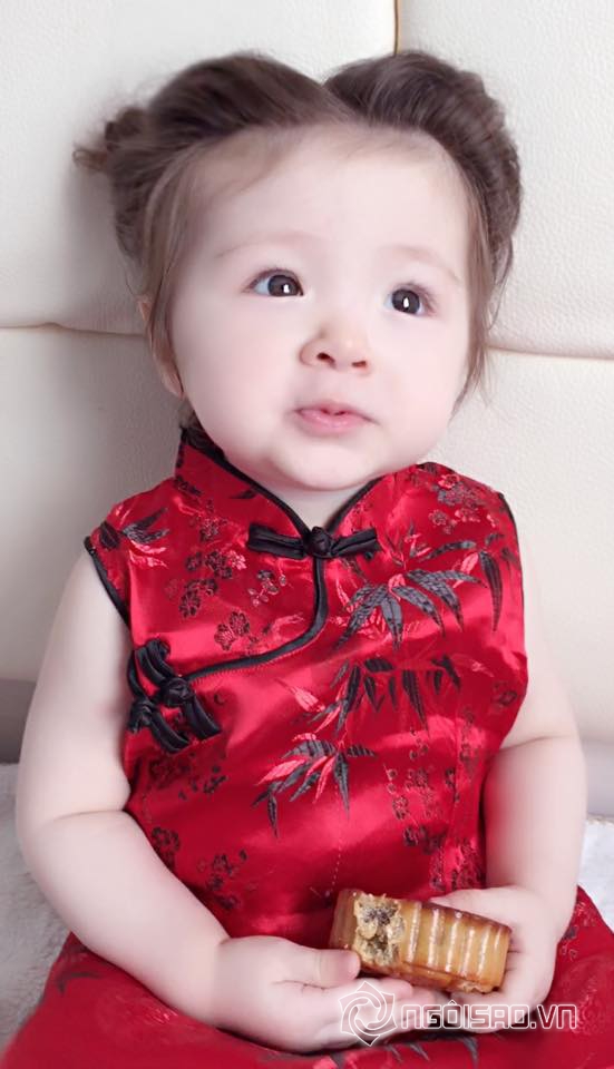 Cadie, ảnh Cadie, Cadie diện áo gấm đỏ, Cadie đón trung thu, Cadie ăn bánh trung thu, Elly Trần, con gái Elly Trần, Mộc Trà, ảnh mới của Cadie, thiên thần Cadie, sao việt