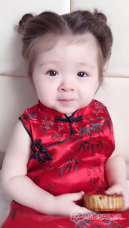 Cadie, ảnh Cadie, Cadie diện áo gấm đỏ, Cadie đón trung thu, Cadie ăn bánh trung thu, Elly Trần, con gái Elly Trần, Mộc Trà, ảnh mới của Cadie, thiên thần Cadie, sao việt