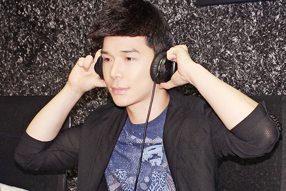 sao Việt, Nathan Lee, ca sĩ Nathan Lee, Nathan Lee đỏ mặt, Nathan Lee bị gạn hỏi chuyện tình cảm