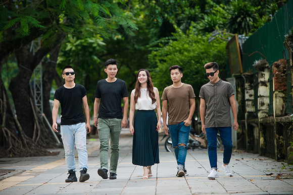 sao Việt, Ngọc Anh, ca sĩ Ngọc Anh, Bà hoàng Opera, Ngọc Anh rạng ngời xuống phố cùng dàn trai trẻ, nhóm Oplus
