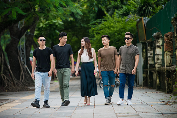 sao Việt, Ngọc Anh, ca sĩ Ngọc Anh, Bà hoàng Opera, Ngọc Anh rạng ngời xuống phố cùng dàn trai trẻ, nhóm Oplus