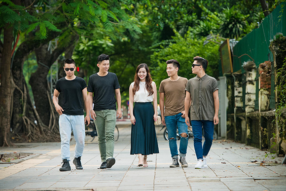 sao Việt, Ngọc Anh, ca sĩ Ngọc Anh, Bà hoàng Opera, Ngọc Anh rạng ngời xuống phố cùng dàn trai trẻ, nhóm Oplus