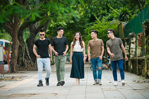 sao Việt, Ngọc Anh, ca sĩ Ngọc Anh, Bà hoàng Opera, Ngọc Anh rạng ngời xuống phố cùng dàn trai trẻ, nhóm Oplus