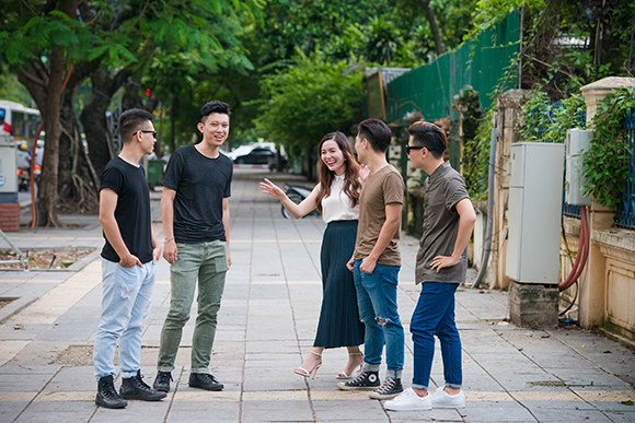 sao Việt, Ngọc Anh, ca sĩ Ngọc Anh, Bà hoàng Opera, Ngọc Anh rạng ngời xuống phố cùng dàn trai trẻ, nhóm Oplus