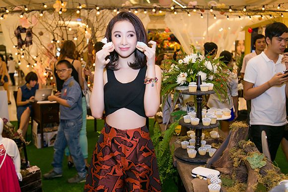 sao Việt, Angela Phương Trinh, Nữ hoàng thị phi, Angela Phương Trinh lạ hoắc, Angela Phương Trinh tóc ngắn