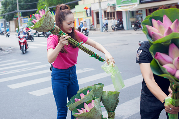 sao Việt, Bảo Anh, ca sĩ Bảo Anh, học trò Trần Lập, Bảo Anh xuống đường bán hoa sen